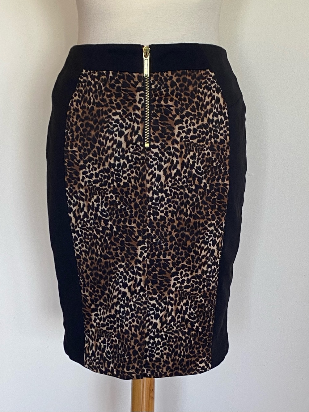 Michael Kors Black and Leopard Print Pencil Skirt with Gold Details Size 8P - Picture 2 of 9